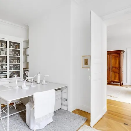 Apartment Beautiful With Large Bright Living *